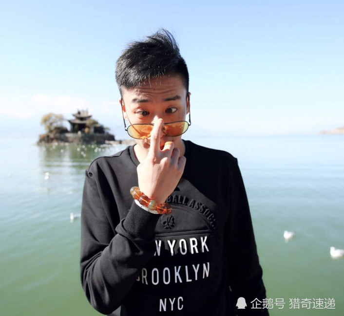 快手网红直播出事故,刘一手摔楼梯,表哥生吃鸡蛋吐,网友:活该