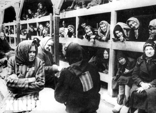 奥斯维辛拍照时行纳粹礼 波兰警方通缉三名女