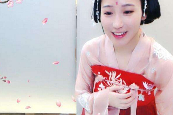 女主播直播跳舞,裙子脱落后表情亮了!网友:又是一出