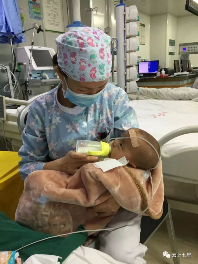 在救治的过程中,医院的医护人员的得知了宝宝的家庭情况,为了让宝宝