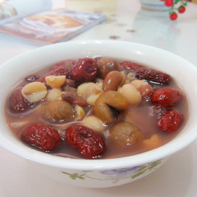 膳食推荐:莲子红枣桂圆羹