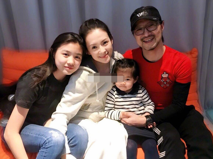 章子怡晒女儿吃饭照，勺子尺寸比醒醒脸大，干女儿和汪峰不见踪迹