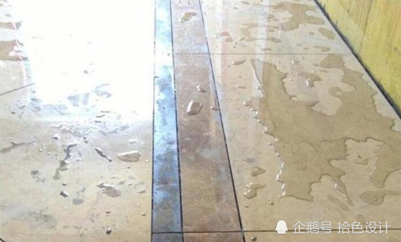 地砖铺好,师傅还做了洒水处理,了解后才知道这很重要