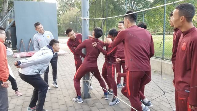 国足集训队特写:球员集体观看电影 部分人抽到