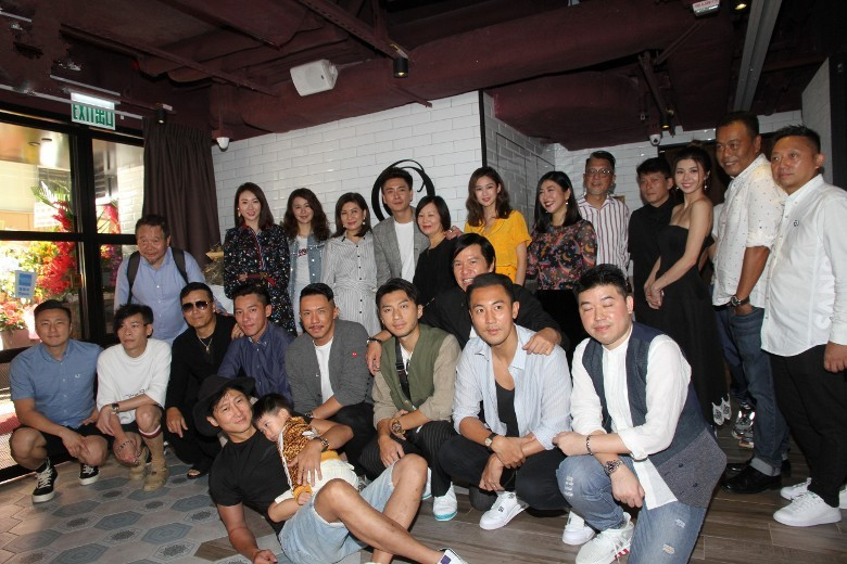 友情深厚!谭咏麟苗侨伟佘诗曼一起去黄宗泽蚝