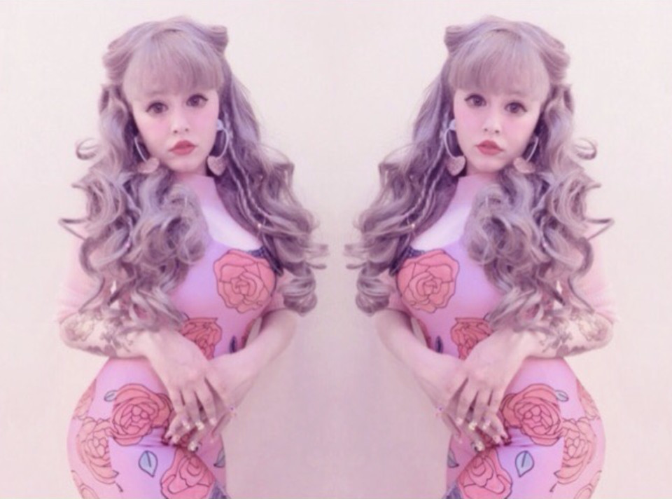 吴卓林女友晒美照，齐刘海大波浪造型曝光，脚穿恨天高身材傲人