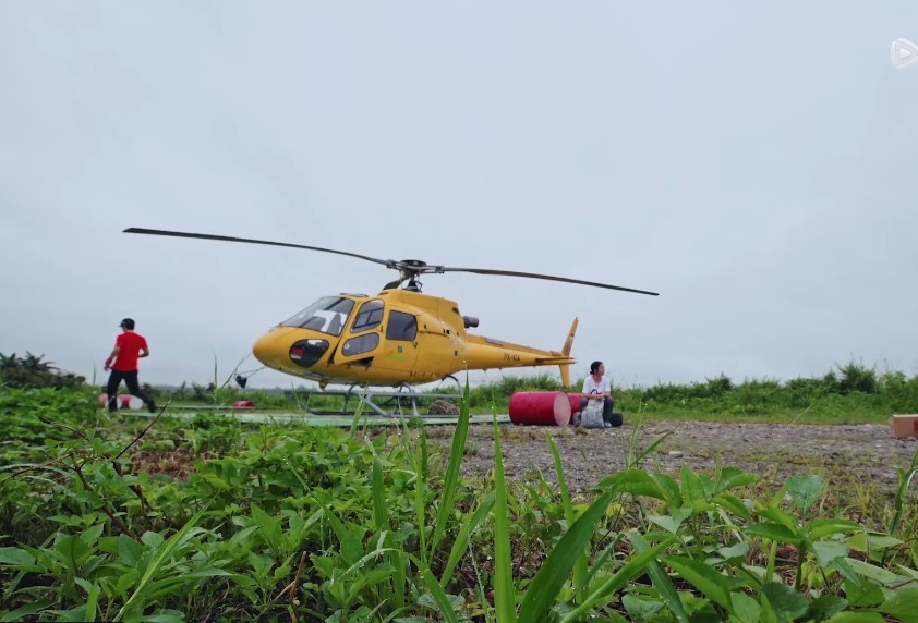 窦骁坐飞机前称重,不小心露出了男性的一个部
