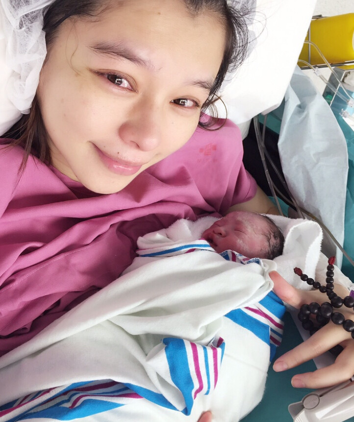 徐若瑄剖腹产子 素颜水嫩晒平安照_时尚_腾讯