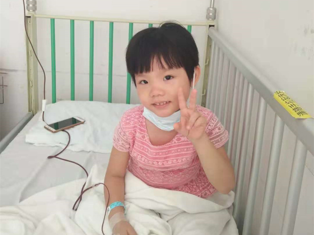 7岁姐姐欲捐骨髓救5岁妹妹 一家四口蜗居10平