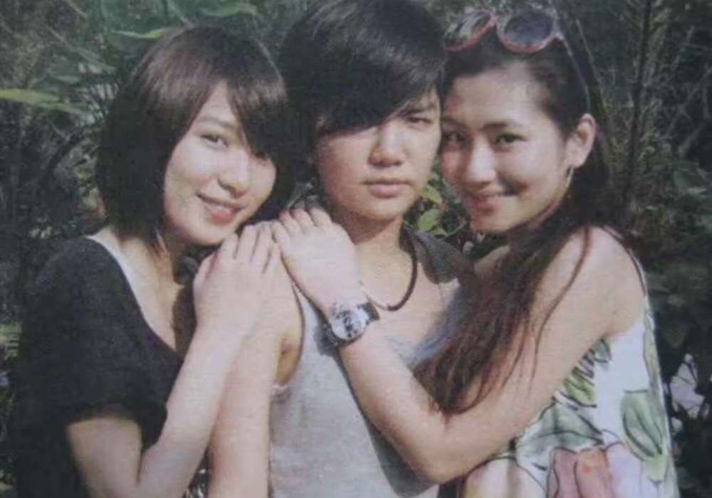 Selina37岁生日晒全家福，SHE再同框，姐妹感情超好