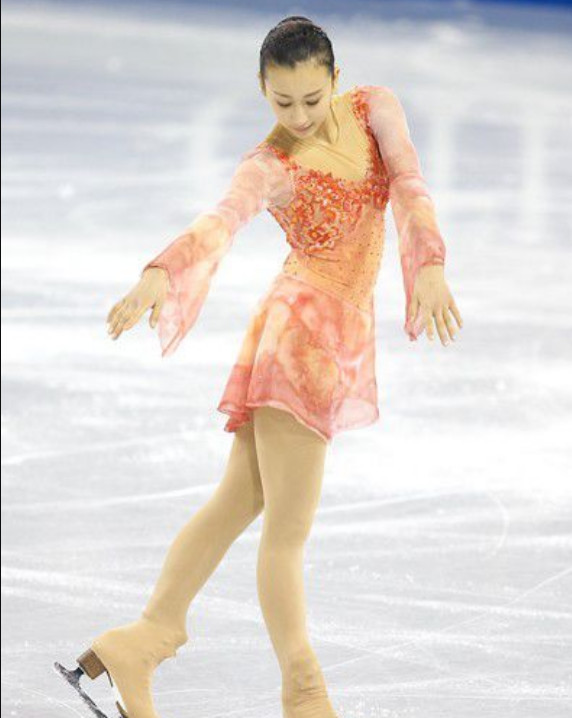 她曾是花样滑冰"女神",浅田真央的亲姐姐,退役成为电影女1号