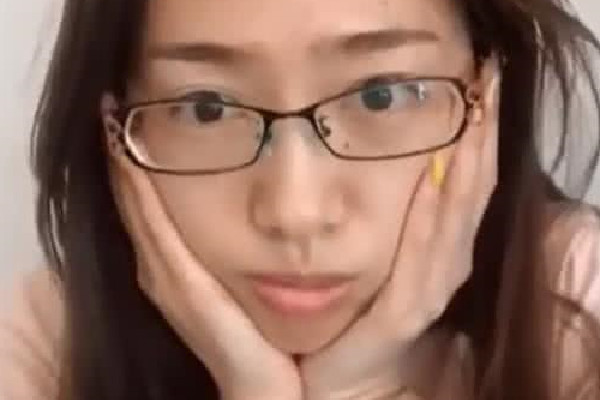抖音小姐姐秒变公主,头戴皇冠,网友:看眉毛就知道是王者