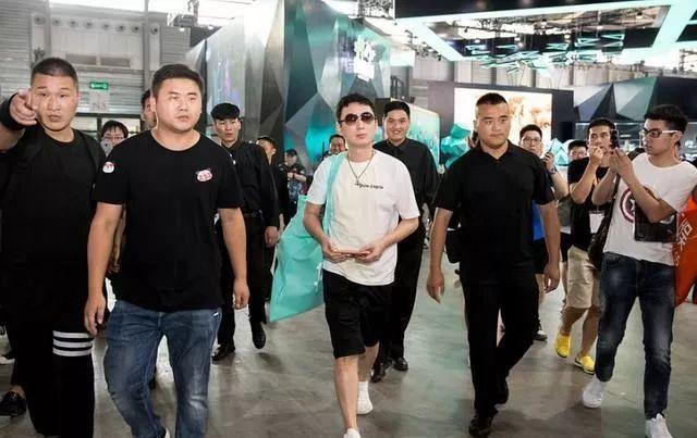 王思聪带司机保镖开四百万豪车出街，结果又被开罚单了
