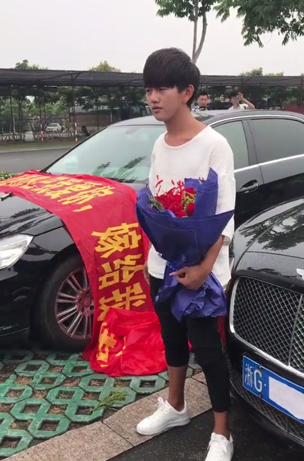 抖音富二代小哥哥火了,求婚迪丽热巴!网友:宇文家族