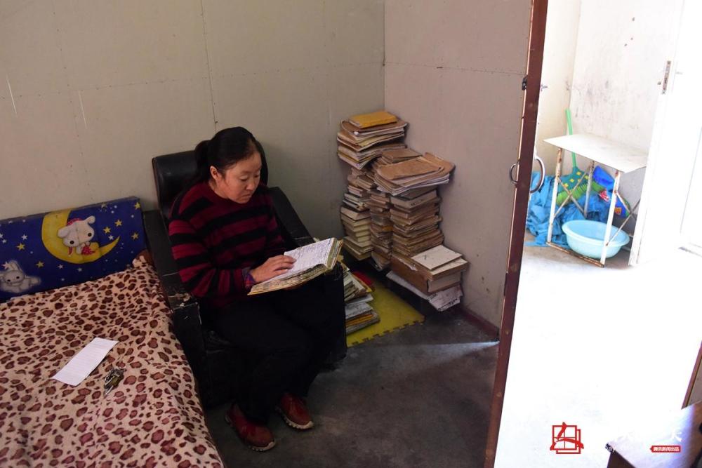 拾荒大姐做了20几年英文翻译梦 曾与家人闹翻