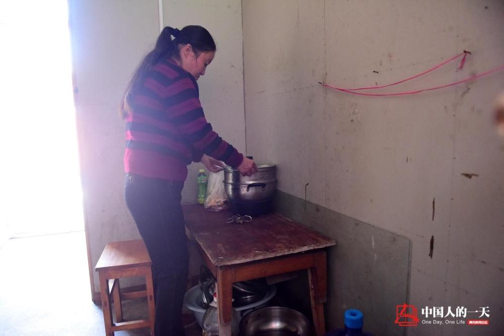 拾荒大姐做了20几年英文翻译梦 曾与家人闹翻