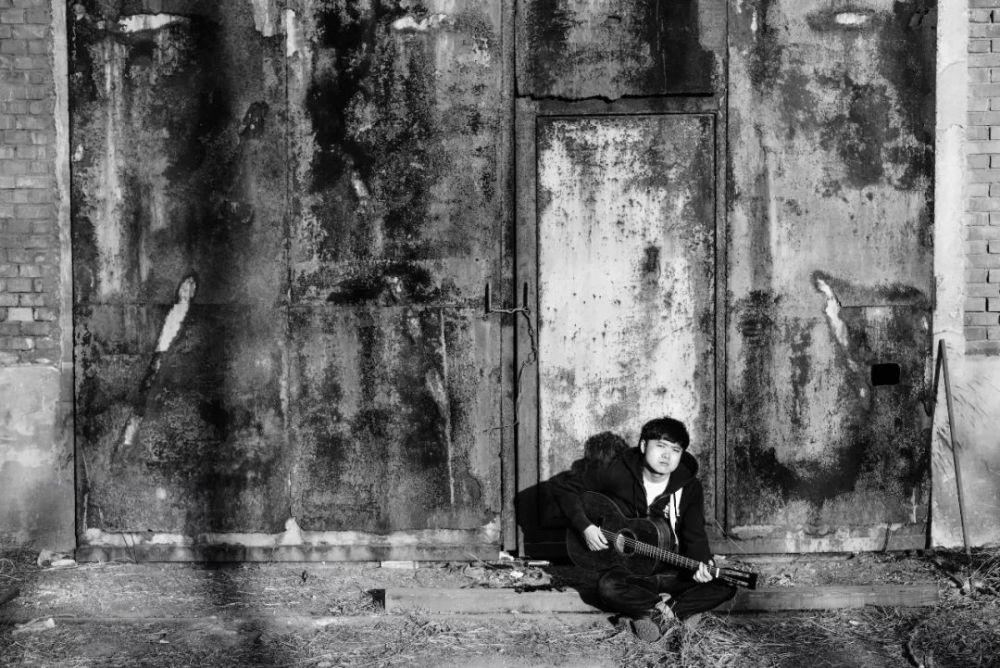 贰佰:一个悲伤的人，用歌声安慰另一群悲伤的人