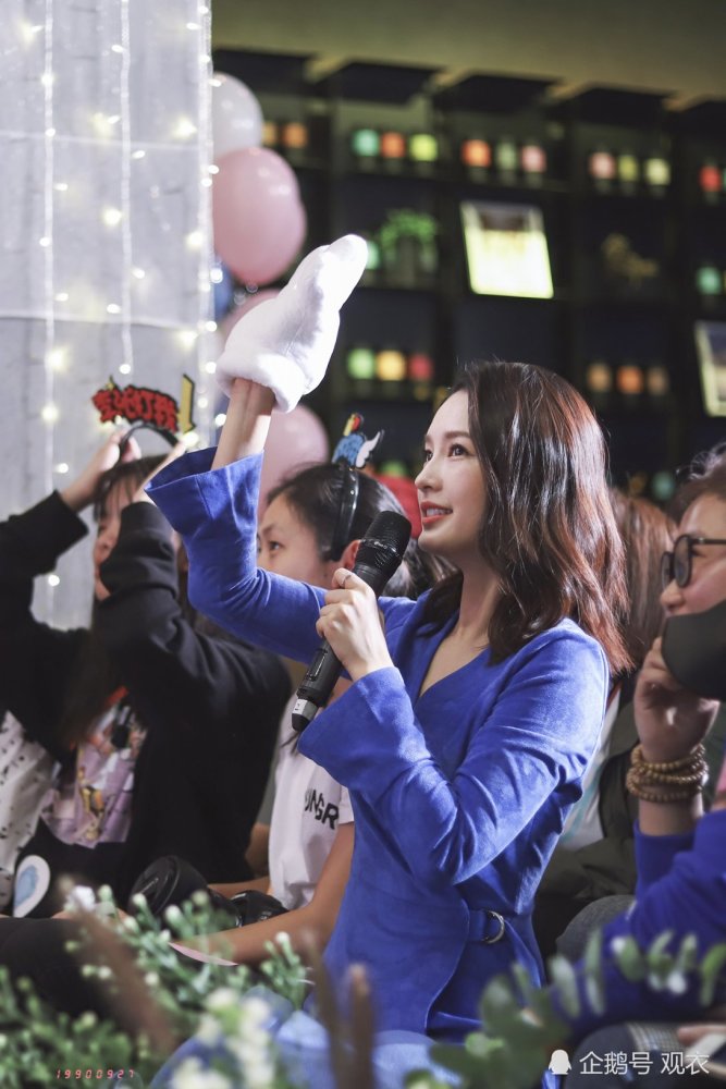 李沁生日会谈邓伦恋情,一袭麂皮裙惹关注,粉丝