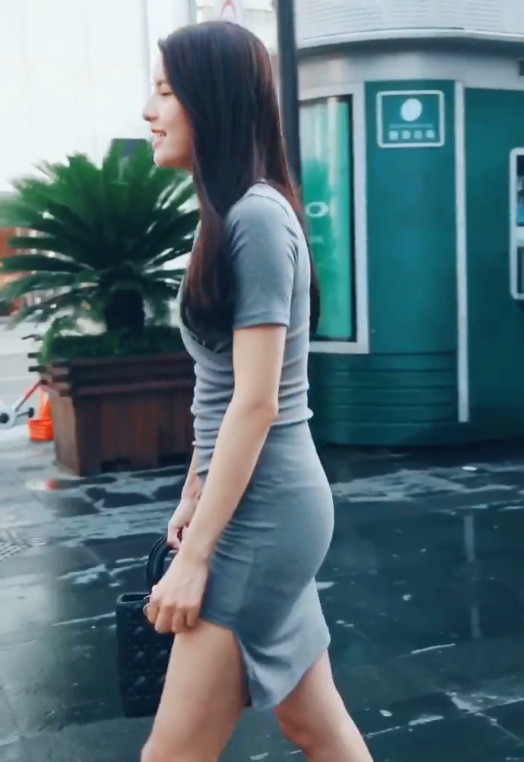 抖音街拍最美女神,看到她的背影后,网友:小鹿乱撞好几