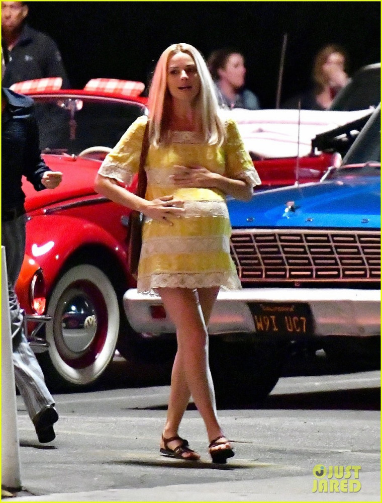 小丑女新片饰演孕妇，连衣裙被大肚子撑成超短裙，大腿粗了好多