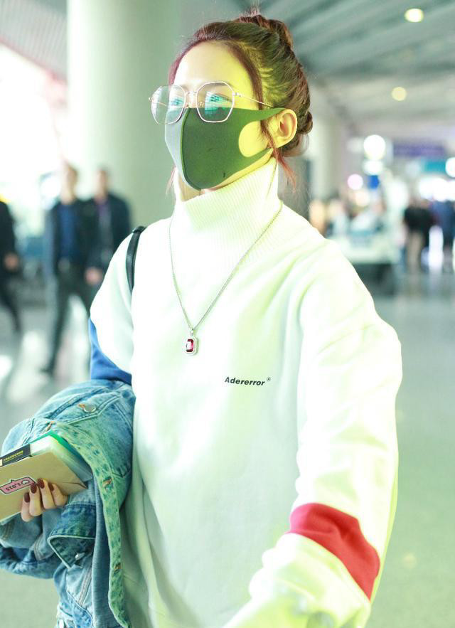 孟美岐戴黑色口罩穿白色卫衣现身机场,戴眼镜扎丸子头