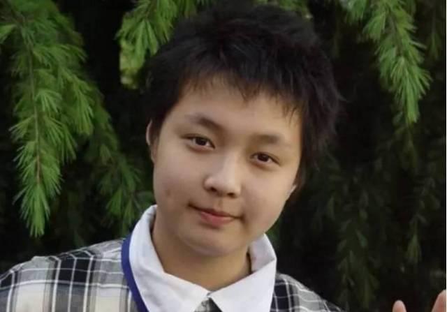 张艺兴小时候也曾是个胖嘟嘟的小男孩.