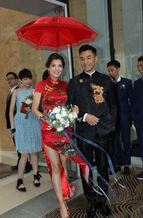 41岁的陈展鹏迎娶28岁单文柔，中式礼服十分抢眼