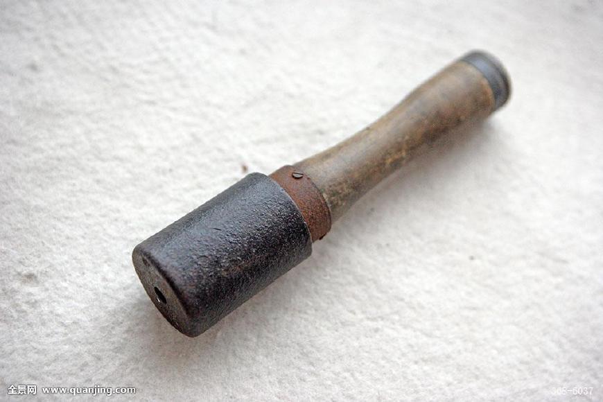 手榴弹在身旁快爆炸时,趴下真的有用吗?老兵苦