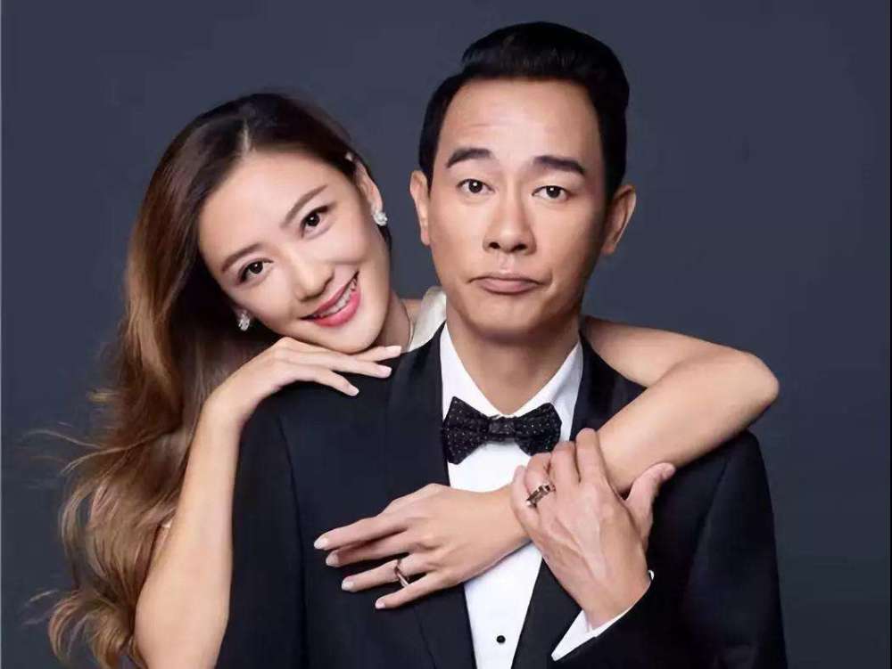 陈小春与应采儿结婚9周年写真来袭,爆笑搞怪的