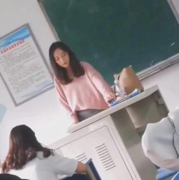"最美"90后大学老师走红,课堂座无虚席,网友:再也不