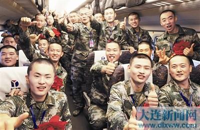 大连新兵昨起奔赴军营 80多位新兵开始军旅生涯