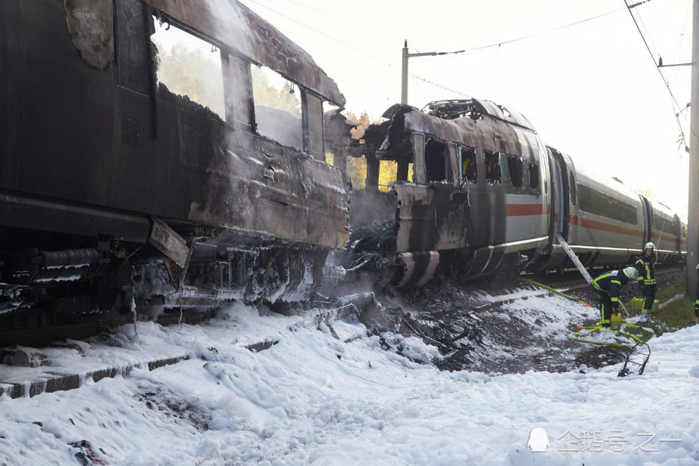 德国一列高铁行驶中突然起火,两节车厢被大火