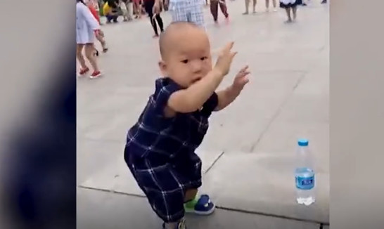 1岁孩子就学会广场舞了,看着这妖娆的舞姿,孩