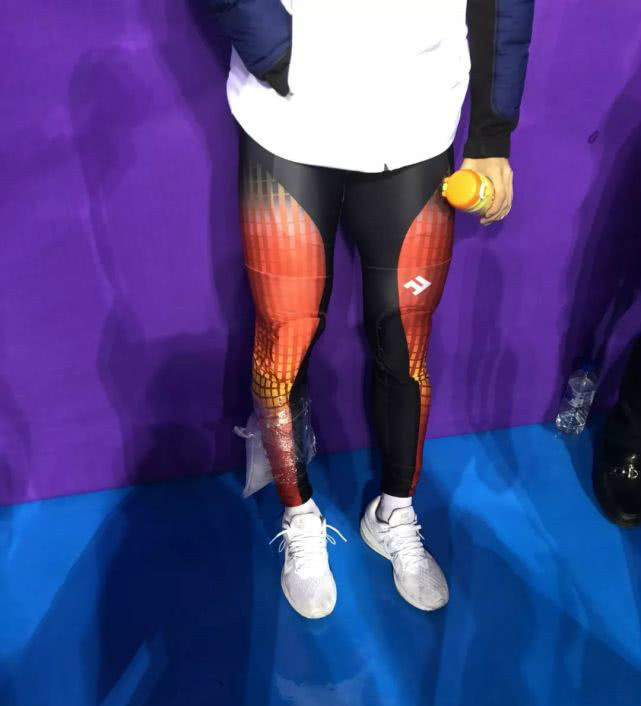 短道精英赛武大靖发烧仍夺两金 敷冰袋参加颁