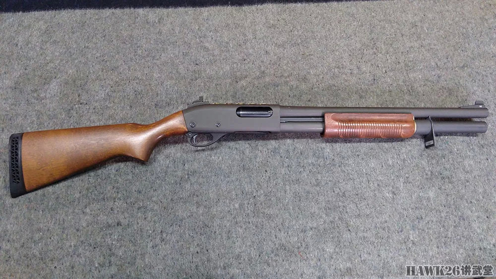 这是雷明顿870霰弹枪,经典得不能再经典的型号.