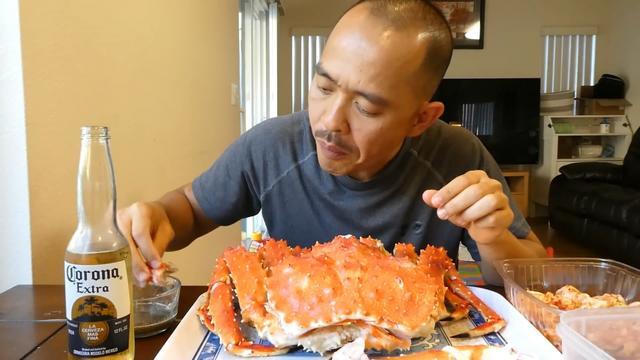 越南男子买来15斤的帝王蟹,吃相难看还有30万