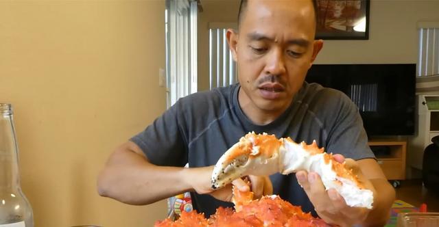 越南男子买来15斤的帝王蟹,吃相难看还有30万