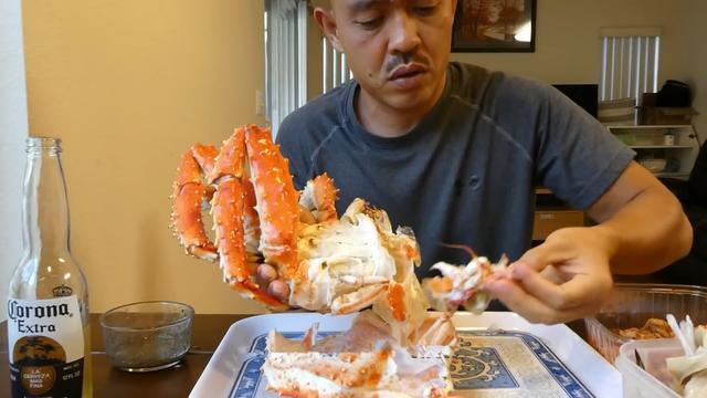 越南男子买来15斤的帝王蟹,吃相难看还有30万