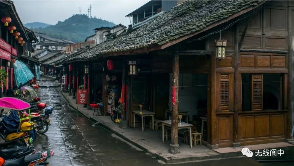 粉墙黛瓦,青石板路,雨中的阆中老观镇别有一番