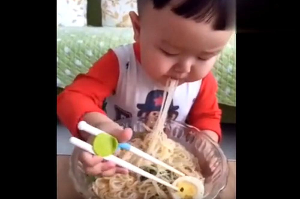 2岁宝宝用筷子吃饭,这么吃饭法是要有多饿,妈