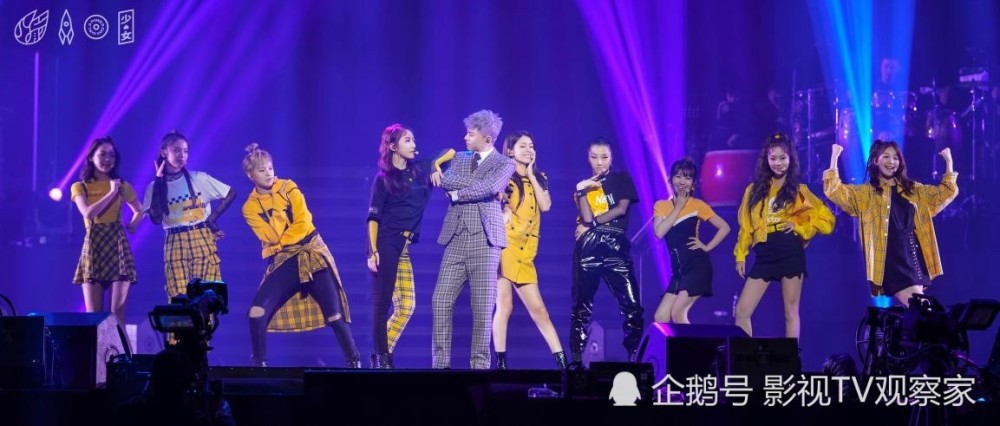 火箭少女101助阵张杰演唱会 师徒同台演唱燃