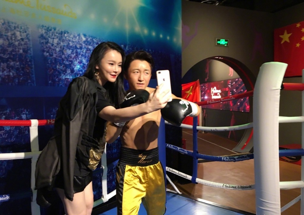 冉莹颖变迷妹与邹市明蜡型合影，可以以假乱真