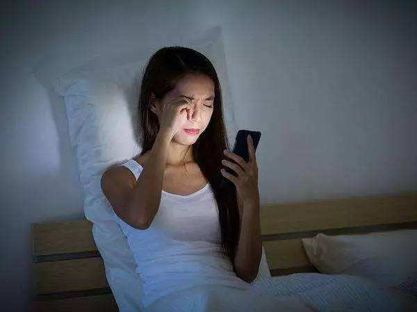 日本学生视力飞速下降,青少年玩手机成常态,受