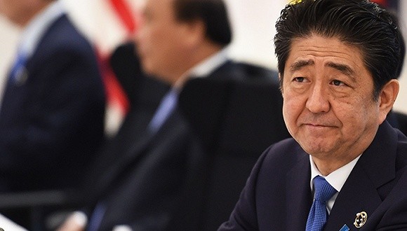 安倍决心明年上调消费税 大部分收入用于偿还