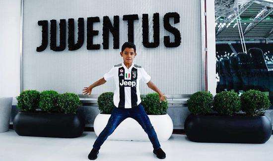 小贝点赞迷你罗绝妙进球 满屏的羡慕嫉妒 他仨