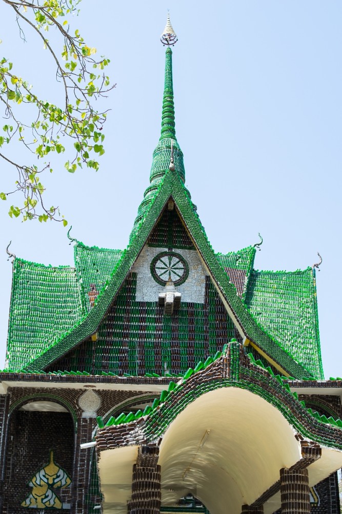 泰国"百万瓶寺",150万个啤酒瓶子建的寺庙,还是第一次