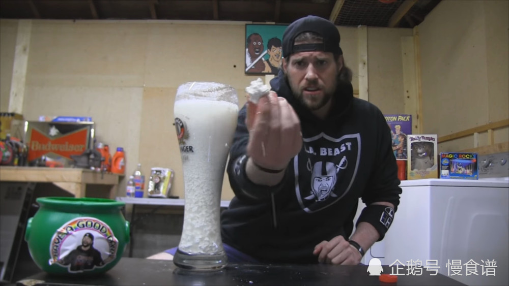 美国男子挑战喝4升全脂牛奶,像过期的奶粉一样