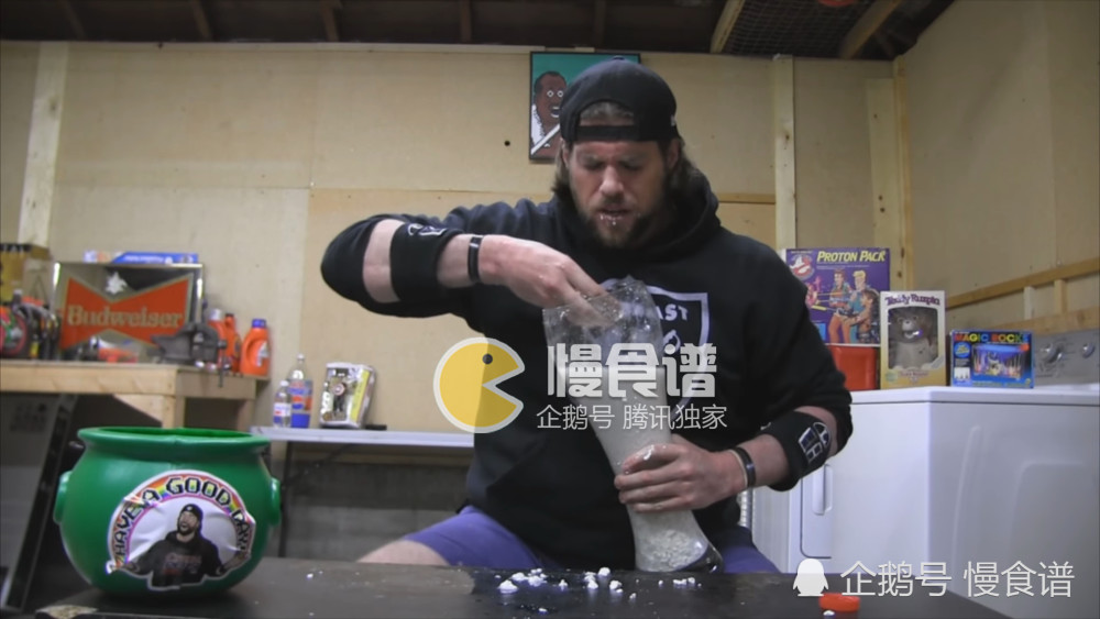 美国男子挑战喝4升全脂牛奶,像过期的奶粉一样