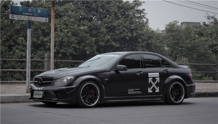 各种联名包包鞋子都弱爆了!潮牌联名的黑武士