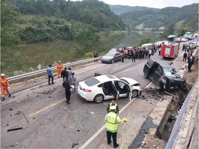 达州通川区磐石镇发生交通事故,致10人受伤